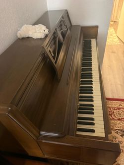 Wurlitzer upright piano in good condition. All keys work, sounds great, and looks beautiful. Perfect for beginners, students, or anyone who loves musi