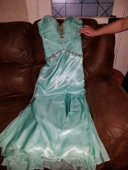 Beautiful gown. Prom dress! Size 4.