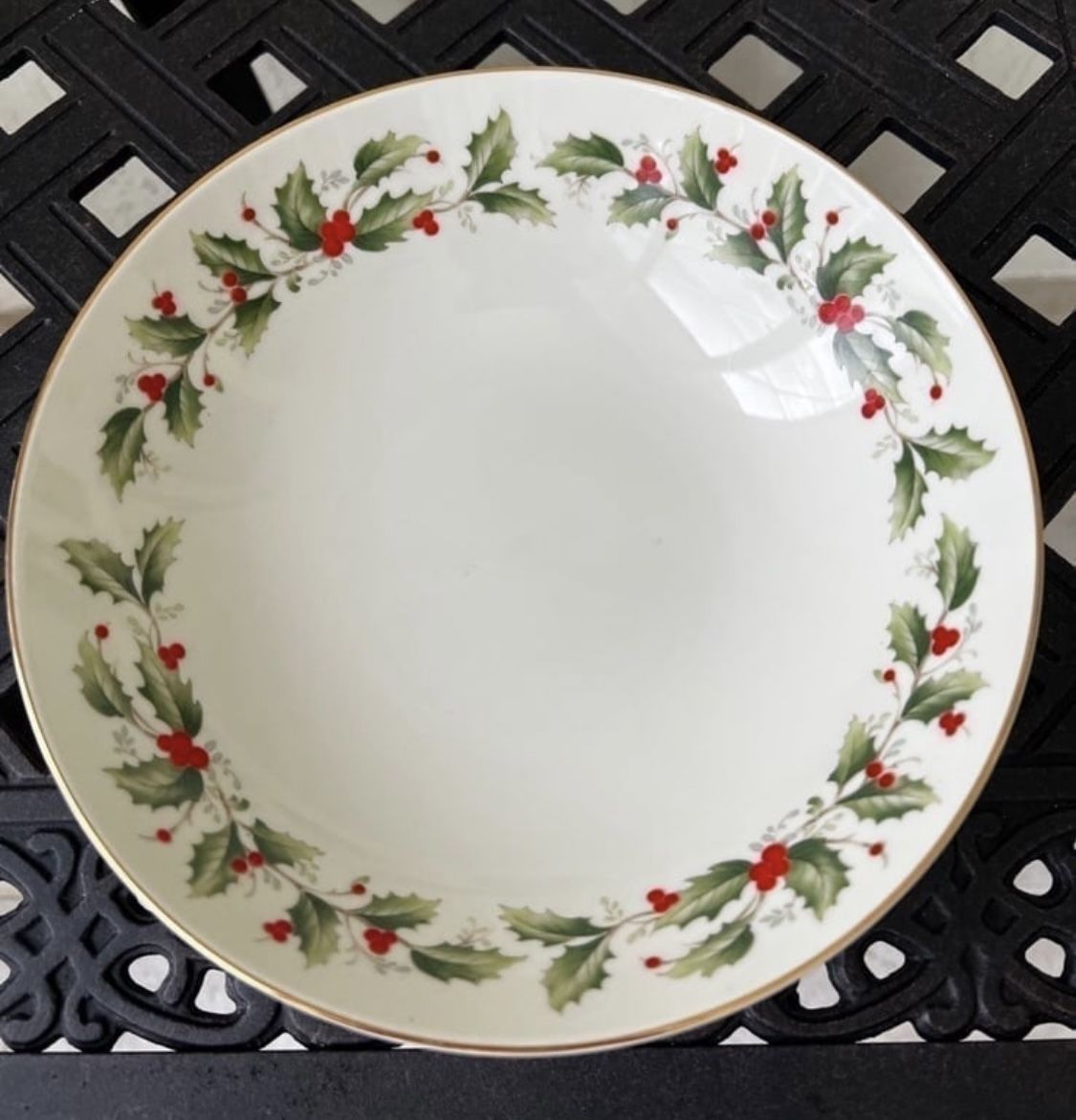 Macy’s Porcelain China Holly Vegetable Bowl Gold Trim In Box Japan All the Trimmings Porcelain China Holly 9 inch serving bowl with Gold Trim. Made in