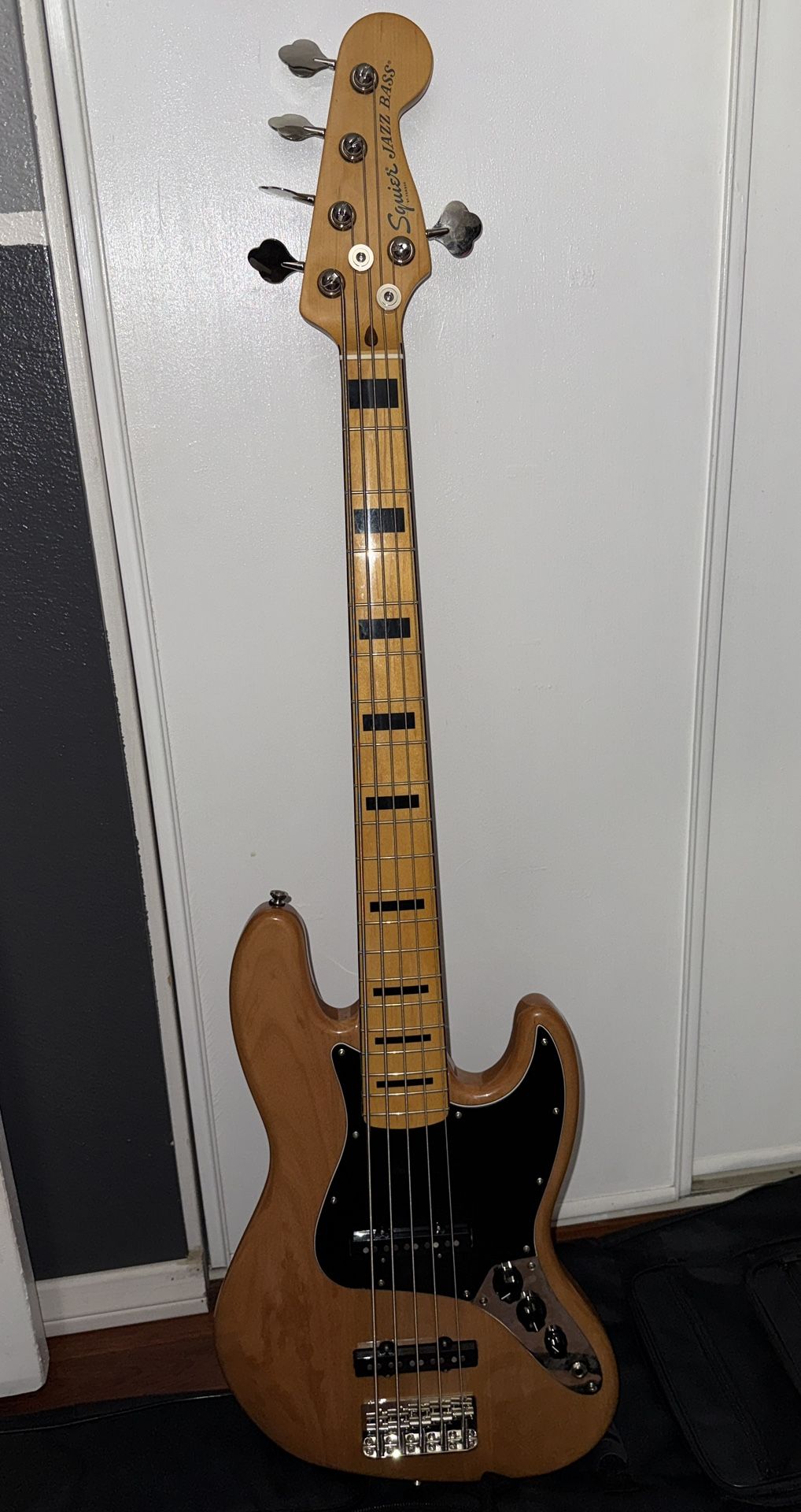Squier 5 String Bass