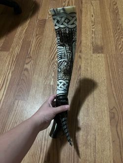 Viking mode, medieval times HAND CARVED DRINKING HORN & STAND - DREKI Renaissance era