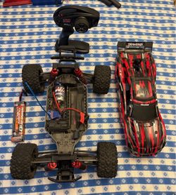 Traxxas Rustler 4X4 1/10 scale RC stadium truck excellent condition(TRADE???) comes with battery and remote.
