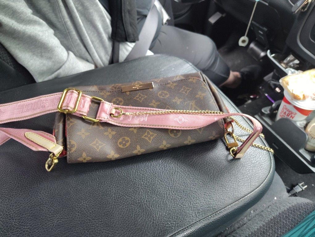 Louis Vuitton Favorite MM clutch bag - used twice!