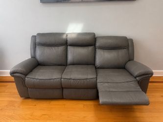 Gray Leather Reclining Sofa’s