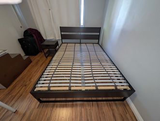 Bedframe - Queen size