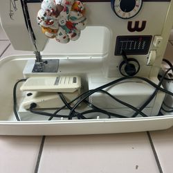 Singer White 445 Sewing machine