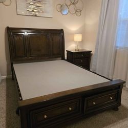 3 Pc.Queen Sleigh Bedroom Set – Bed, Nightstand & Dresser