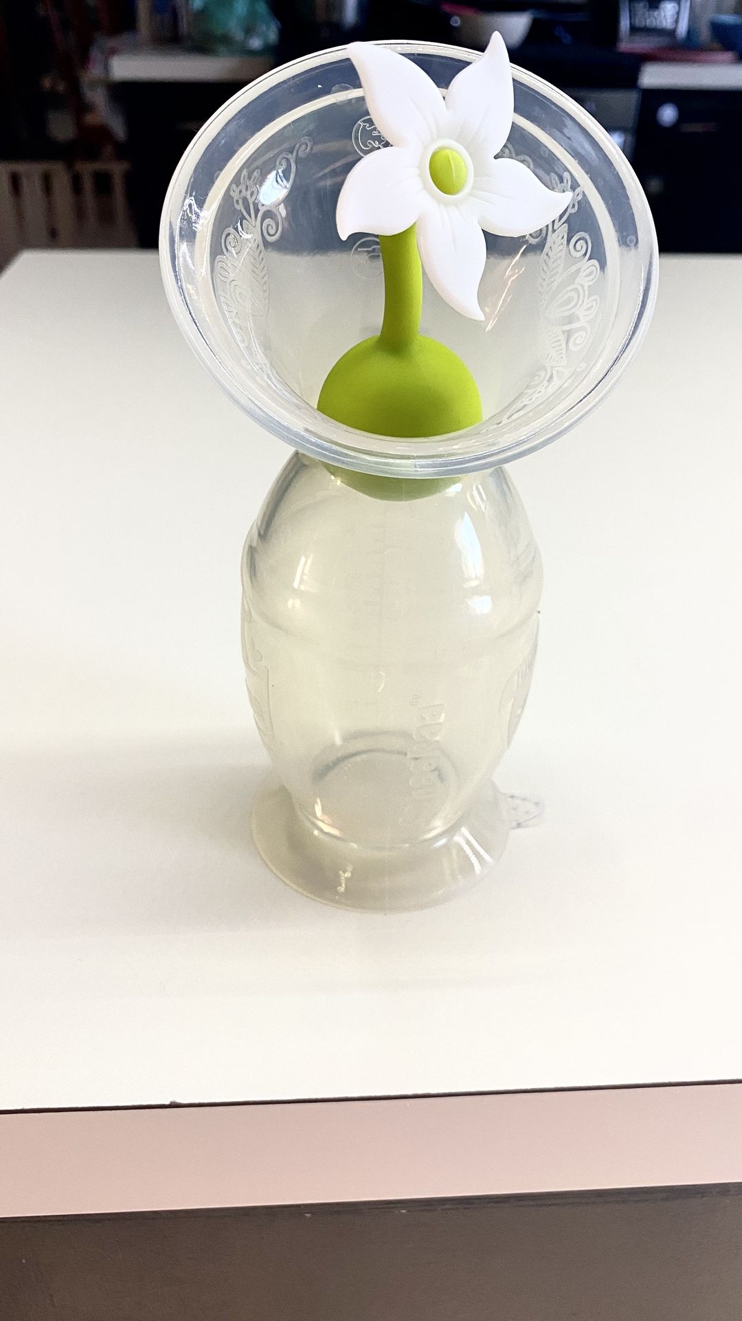 Haakaa Silicone Breast Pump With Flower Stopper