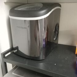 Frigidaire Ice Maker Machine
