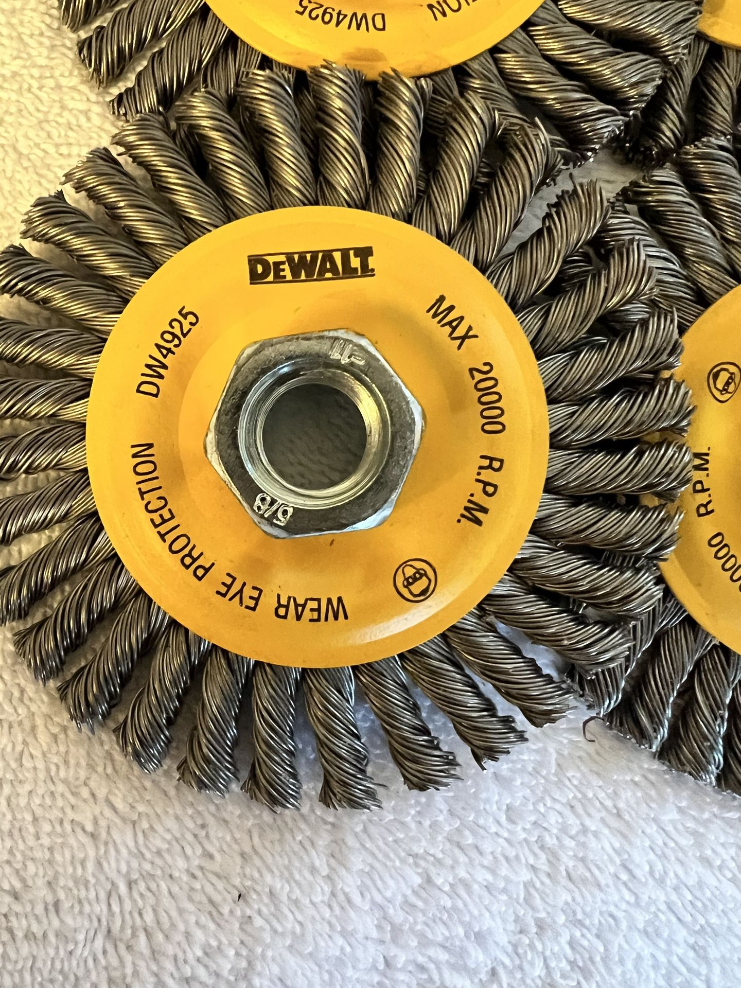 DEWALT 4" x 5/8" -11 ( DW4925B )ARBOR CARBON STRINGER WHEEL