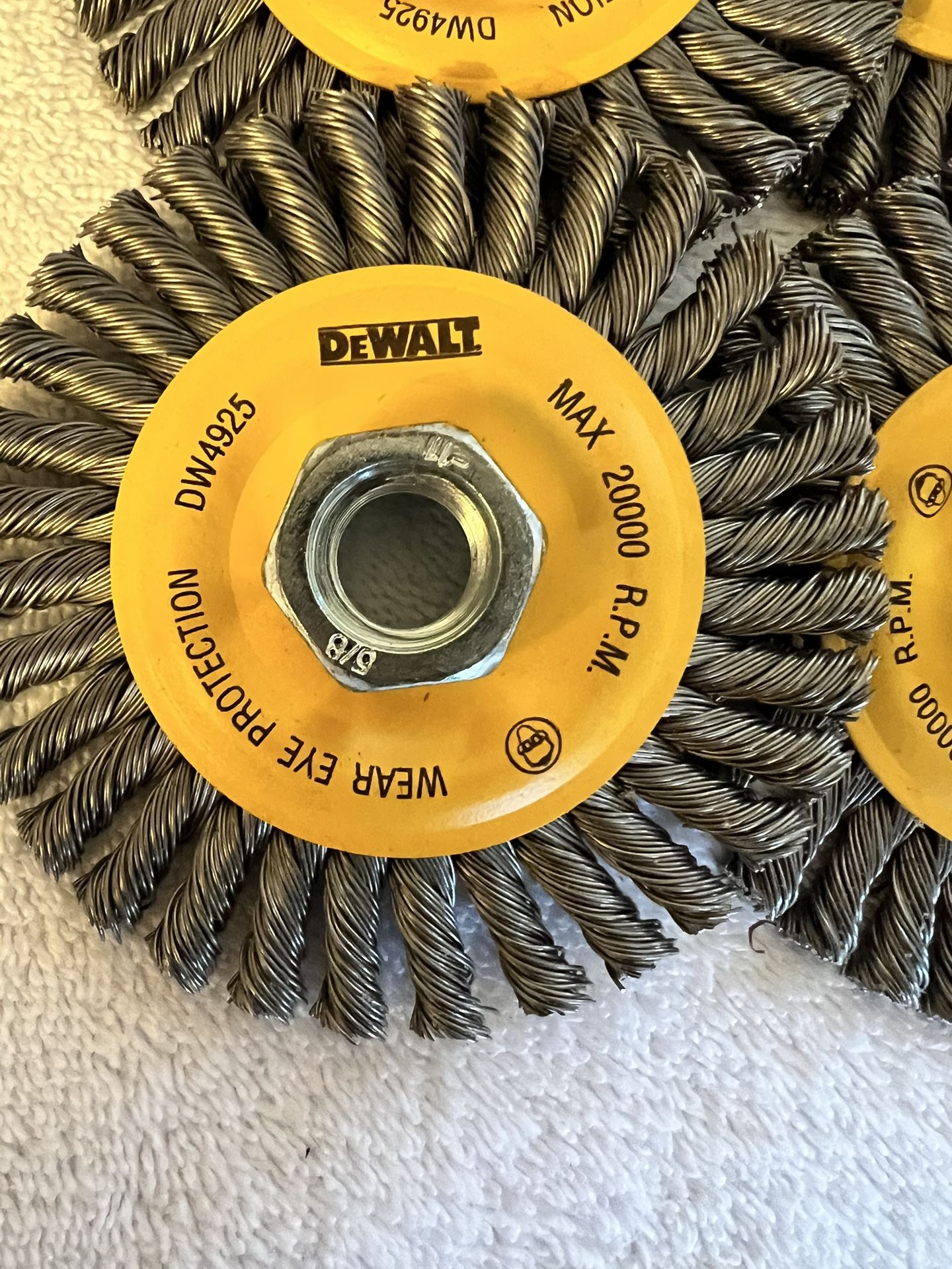 DEWALT 4" x 5/8" -11  ( DW4925B )ARBOR CARBON STRINGER WHEEL