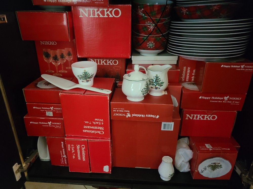 Nikko Christmas dinnerware accessories