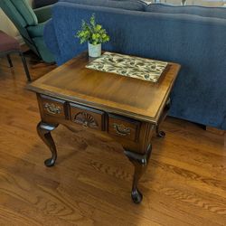 Beautiful Solid End Table With Curved Legs And Drawer 