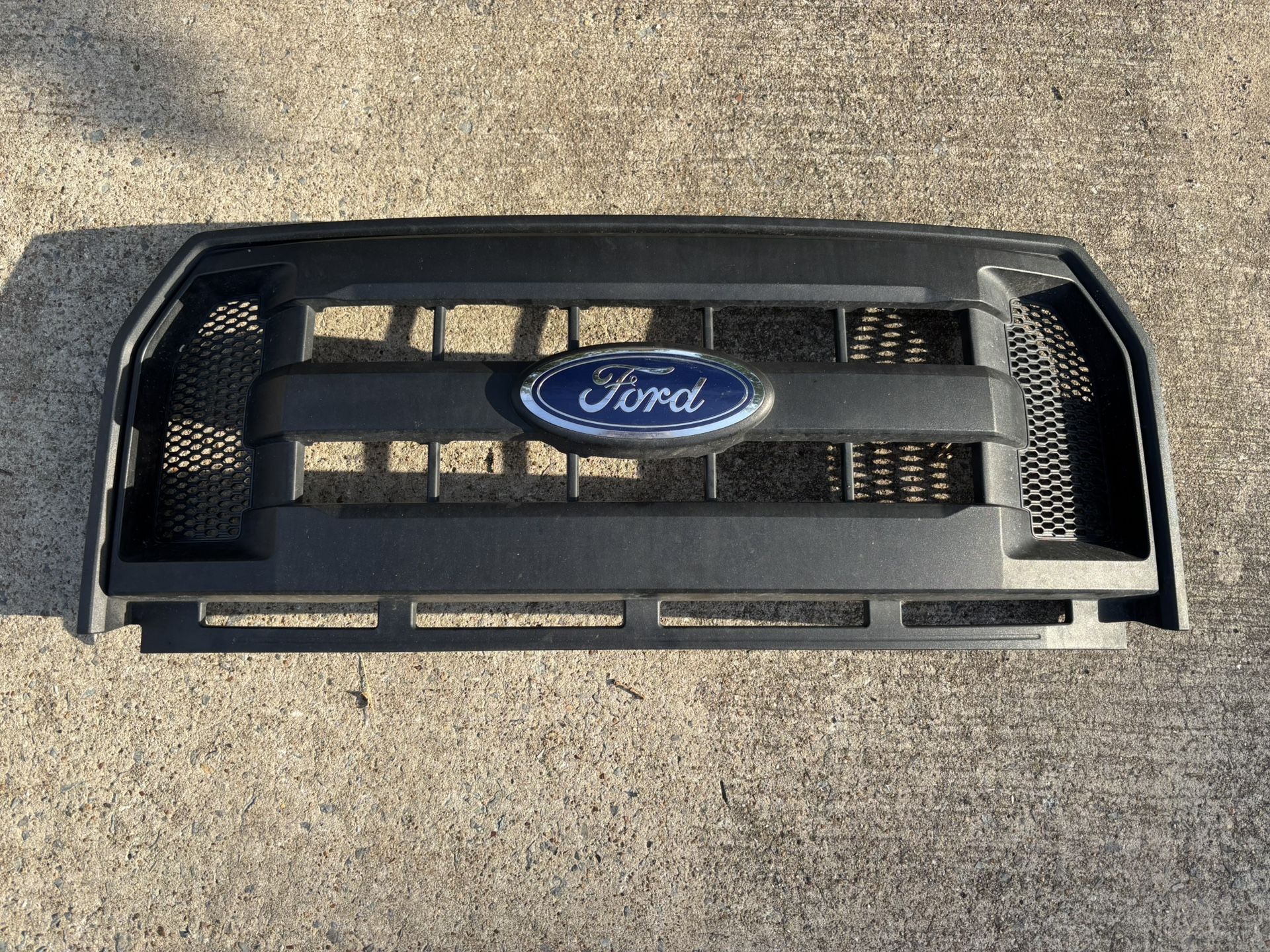 2015-2017 Ford F-150 Grille Assembly (Black)