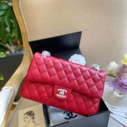 Bright red caviar leather classic flip-top bag, with silver hardware and quilted leather shoulder strap style bag