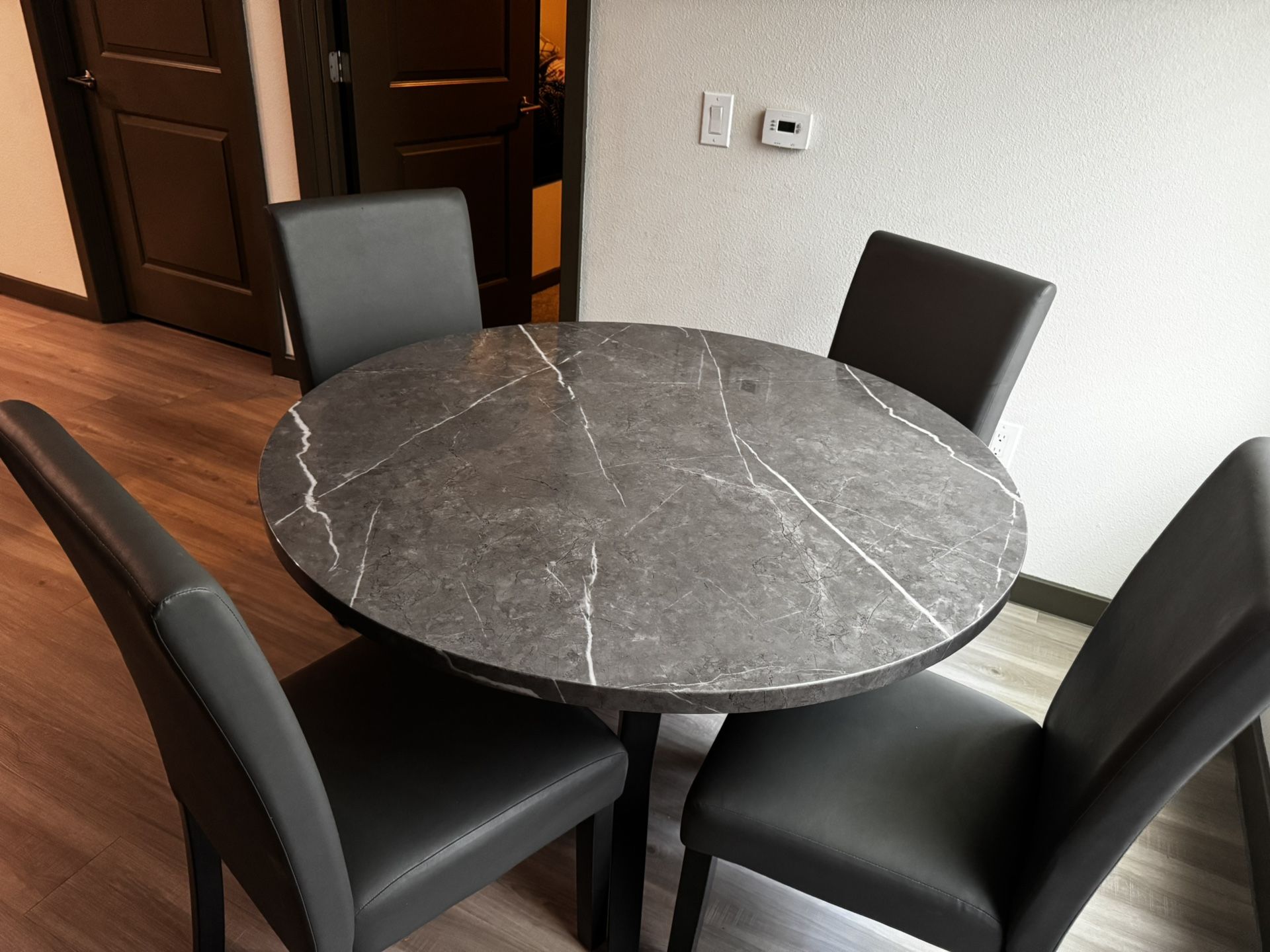Round Dinning Table