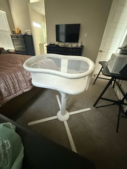 HALO Bassinest Swivel Sleeper Baby Bassinet