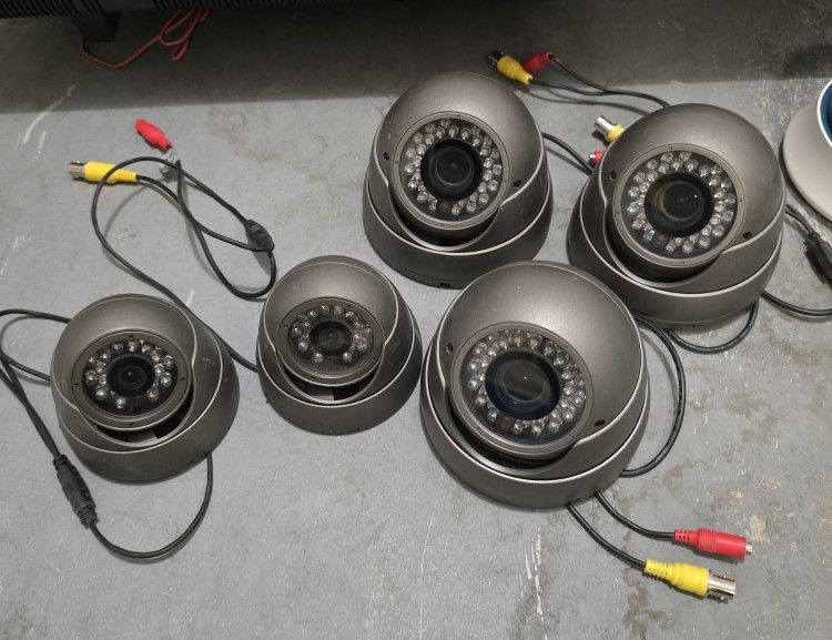 Daytime / Nightime IR Outdoor Security Camera LOT. Vandal Proof Dome