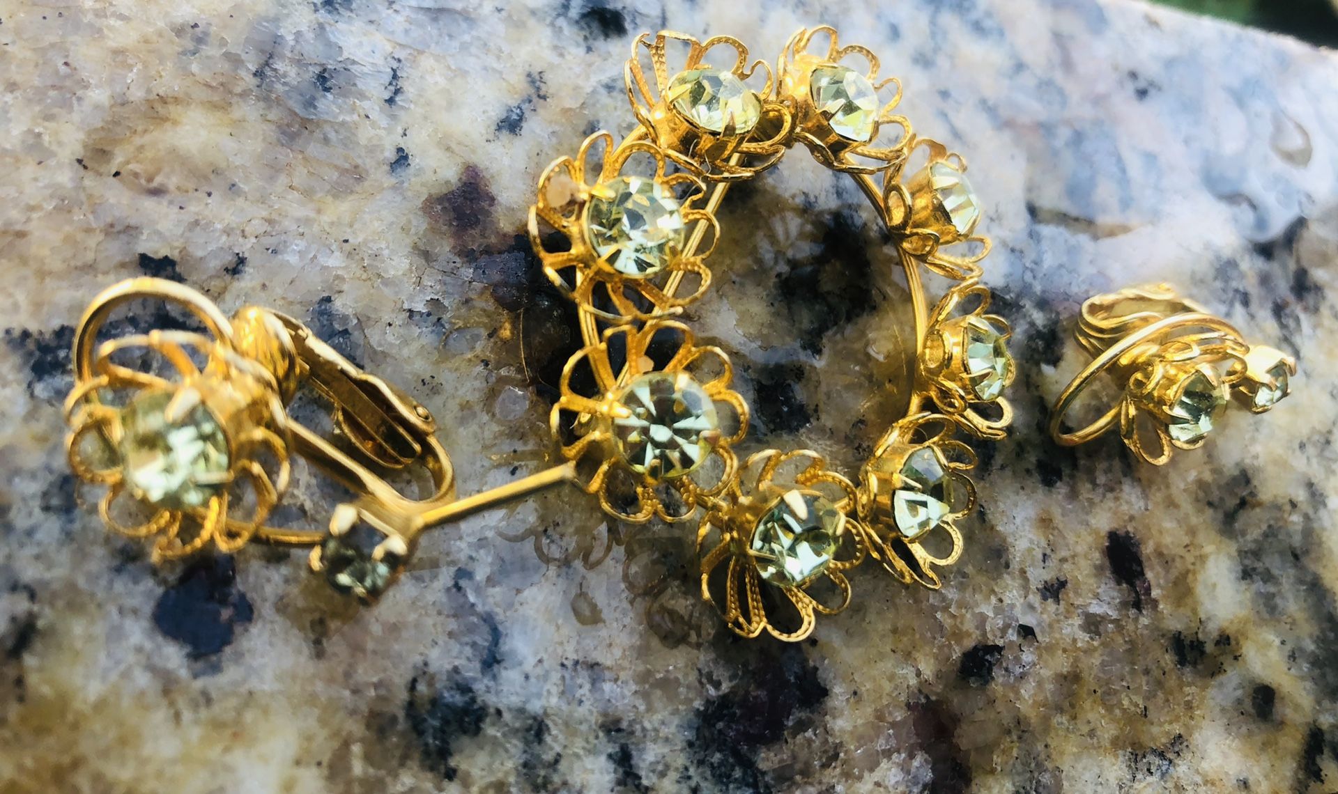 Vintage Rhinestones Apple Green Stones Brooch And Earrings Set