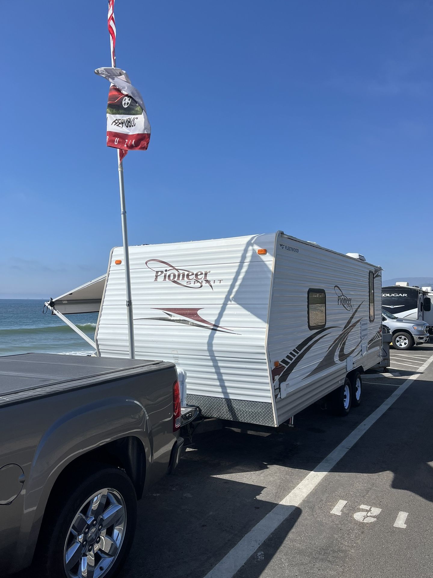 2009 Fleetwood pioneer 20FQ 20FQ / Queen bed/ solar / two reclining chairs / dual propane tanks. Light weight Trailer (can be pulled with a small Truck or Car. 20’ Trailer