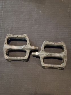 Standard 9/16 bmx pedals.