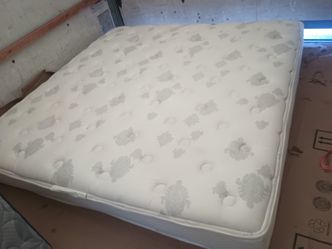 King beautyrest mattress and box spring