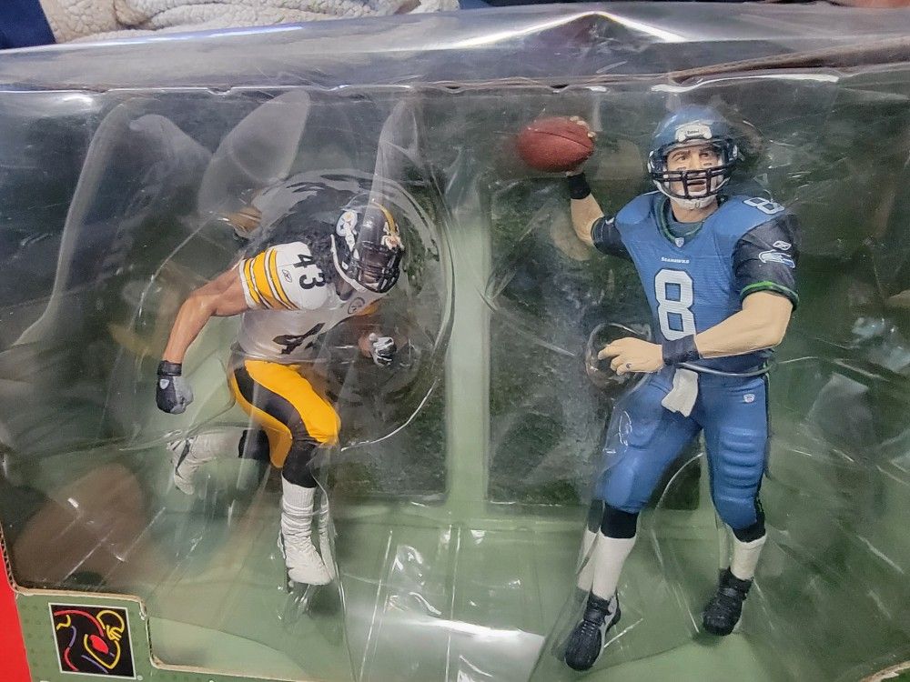 Super Bowl XL Troy Polamalu Matt Hasselbeck Figure