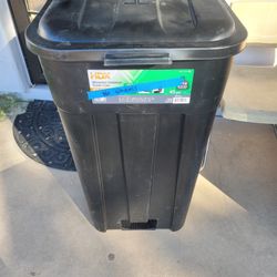 HDX 45 Gallon Outdoor Trash Can (Missing Wheels)