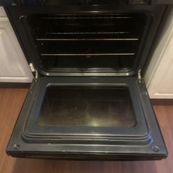 GE 30-in 5 Burners 5-cu ft Freestanding Natural Gas Range (Black