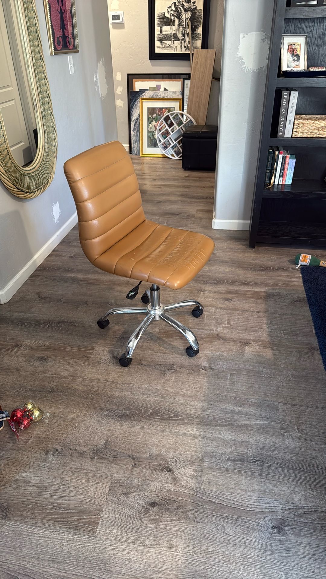 Modern Swivel / Adjustable Desk Chair