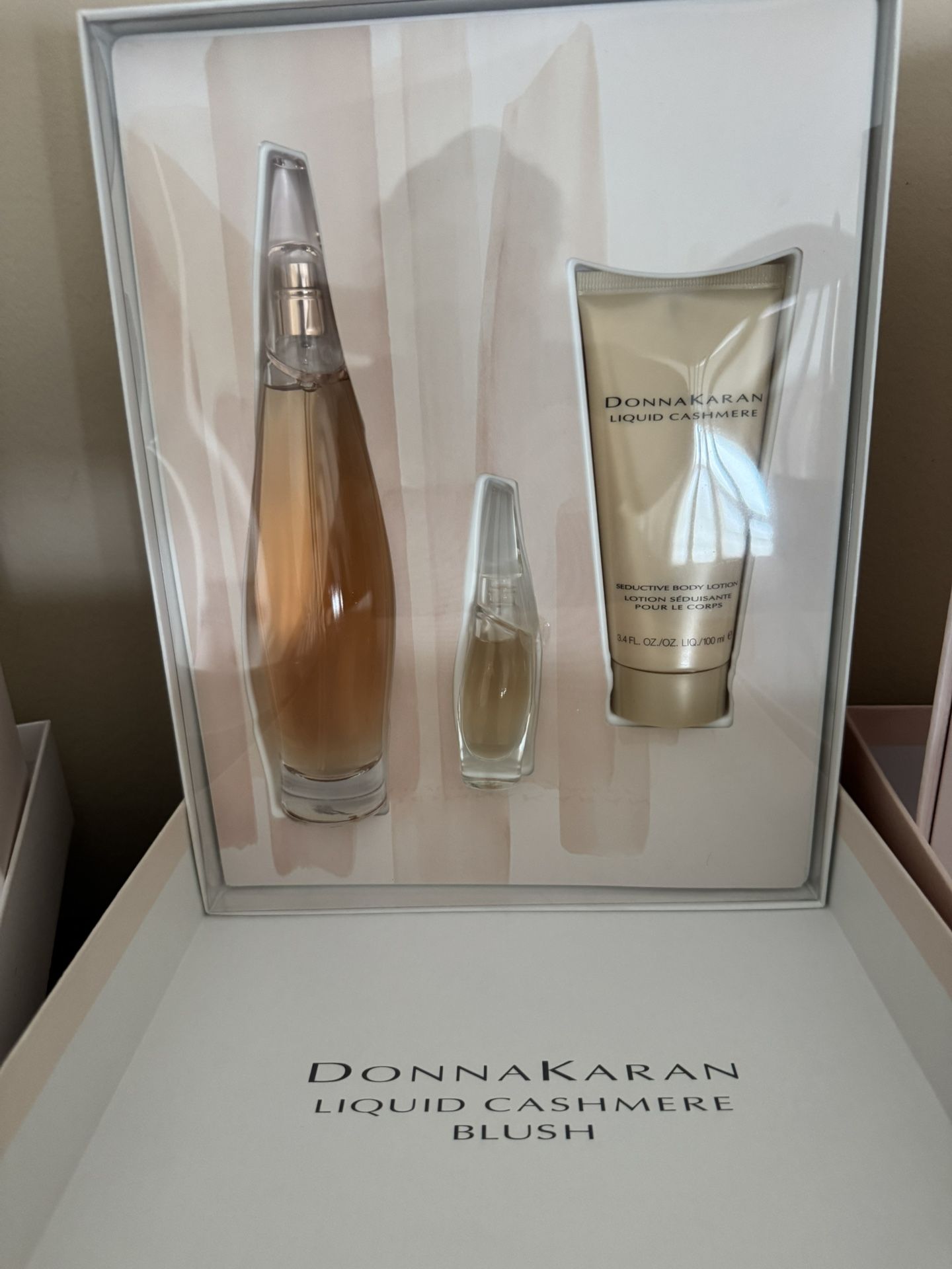 Woman Perfume ( Donna Karan )