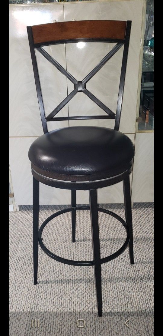2x Iron Stools