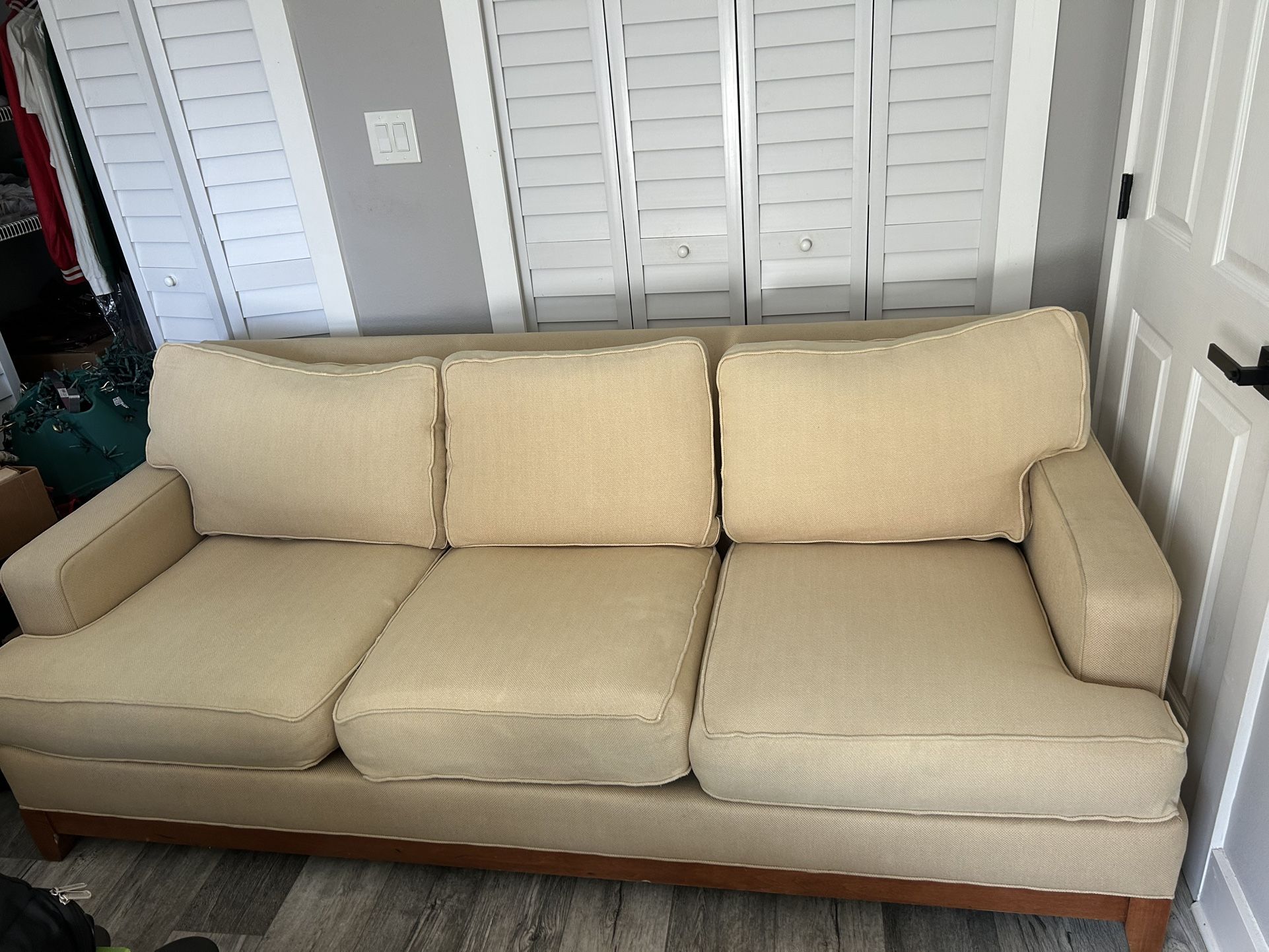 Ethan Allen Couch In Great Condition Free Delivery