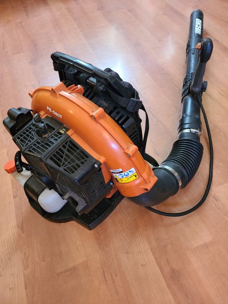 ~COMMERCIAL BACKPACK GAS LEAF BLOWER IN GREAT WORKING CONDITION TURNS ON FIRST PULL~