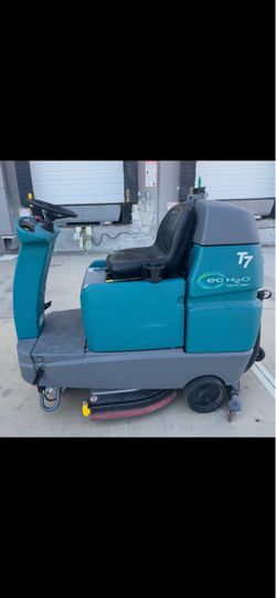 Tennant T7 Ride-On Floor Scrubber