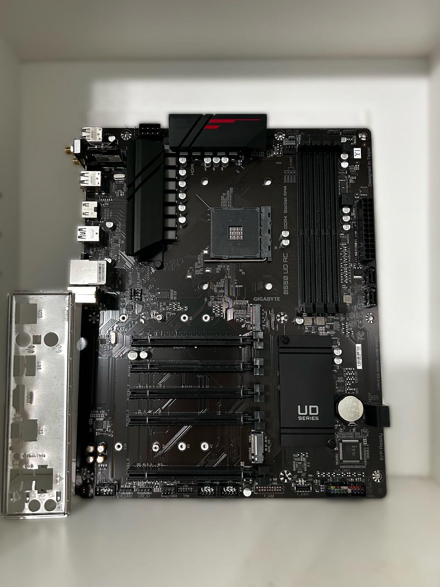Gigabyte B550 UD AC WIFI AMD ATX MOTHERBOARD for Sale in San Diego, CA