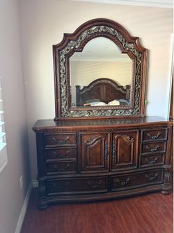 Elegant Traditional Dresser with Large Decorative Mirror