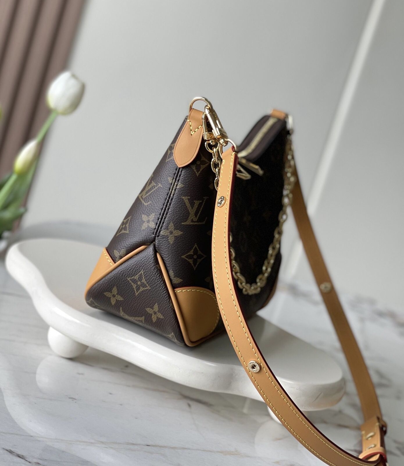 Amazing debut! LV Monogram armpit bag, cowhide trim and gold chain embellishment, fashionable and versatile, super eye-catching!(off5)