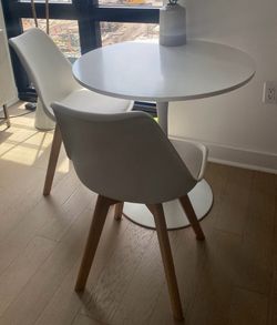 Table + 2 chairs