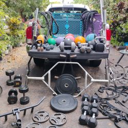 VARIETY  OF  WEIGHTS  : DUMBBELLS /  PLATES  /  BARS  /  KETTLEBELLS  /  MEDICINE  BALLS  /  BATTLE  ROPES  /  OLYMPIC  ATTACHMENTS  •    