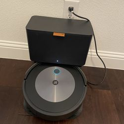 iRobot® Roomba® j7+ (7550) Robot Vacuum Bundle with Automatic Dirt Disposal