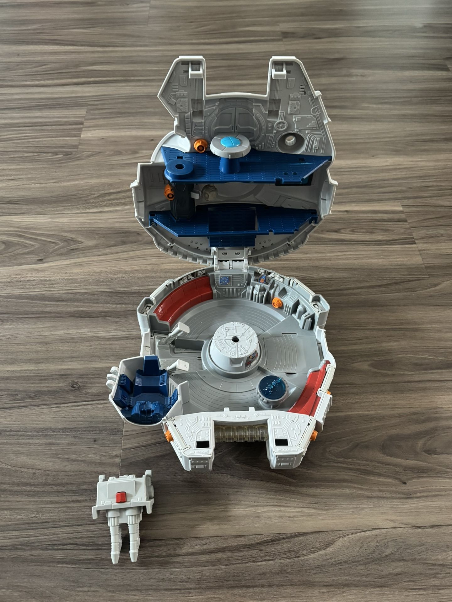 Star Wars Millennium Falcon Spaceship
