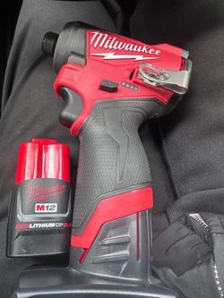 Milwaukee gun and extra M12 batter