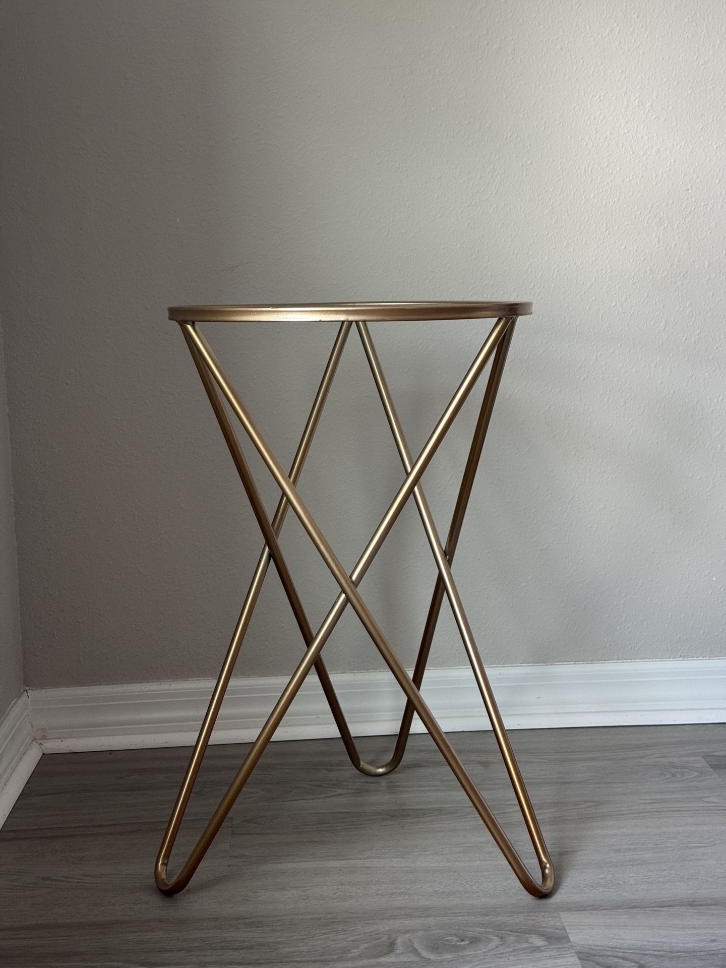 Compact Round End Table – Great for Any Room