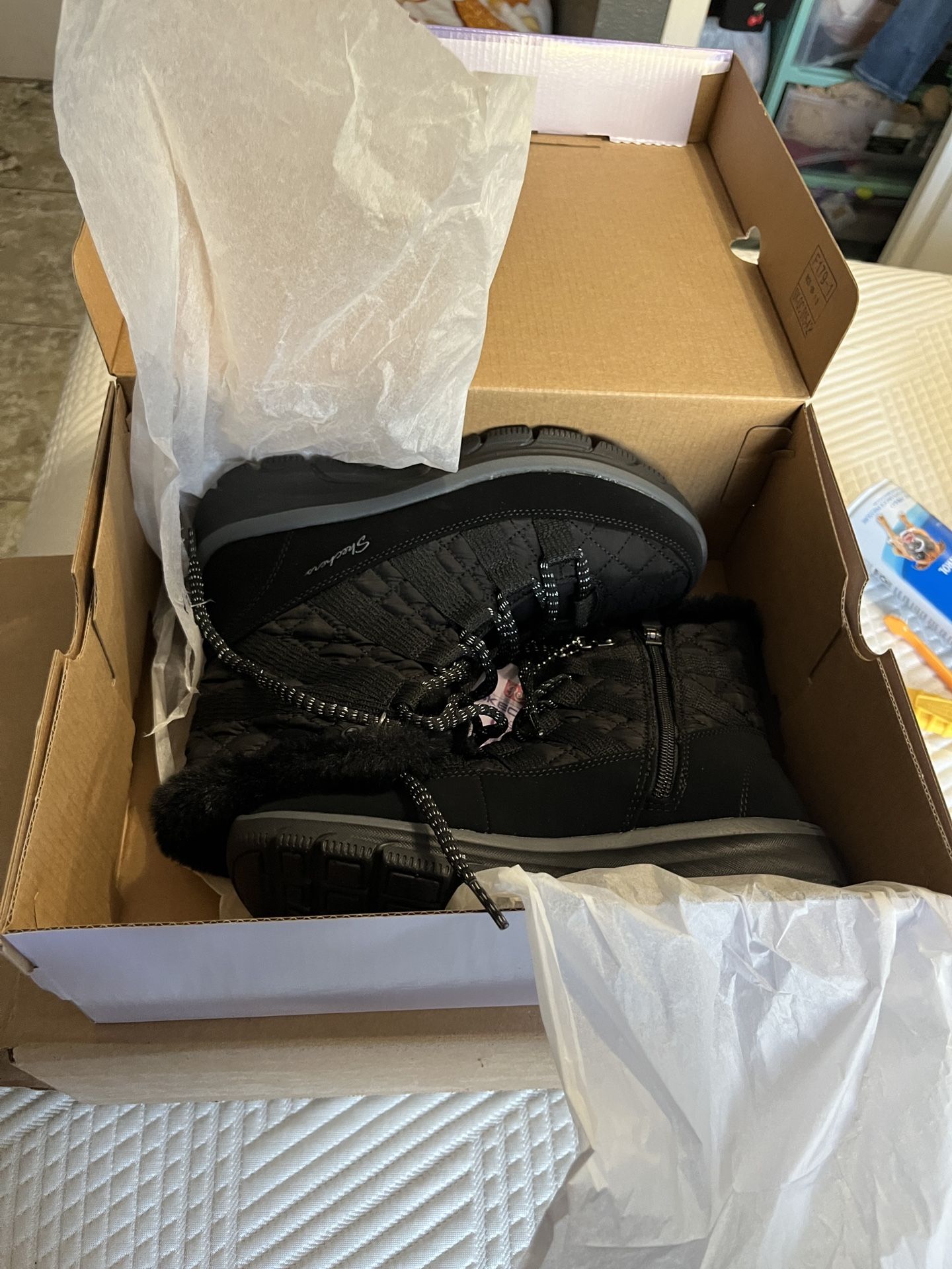 Sketchers Snow Boots (women’s size 5)