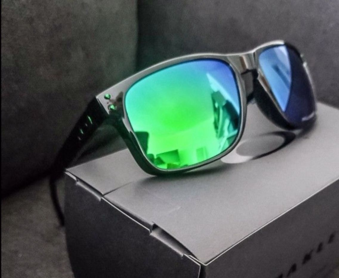 ‘2️⃣6️⃣🥳 New Oakleys Box, Pouch Cloth All Included🥂