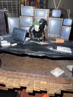 DC Joker Diorama Figure with Desk Scene