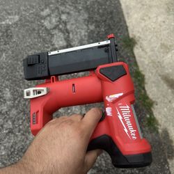 Milwaukee 12v 23 Finish Nail Gun