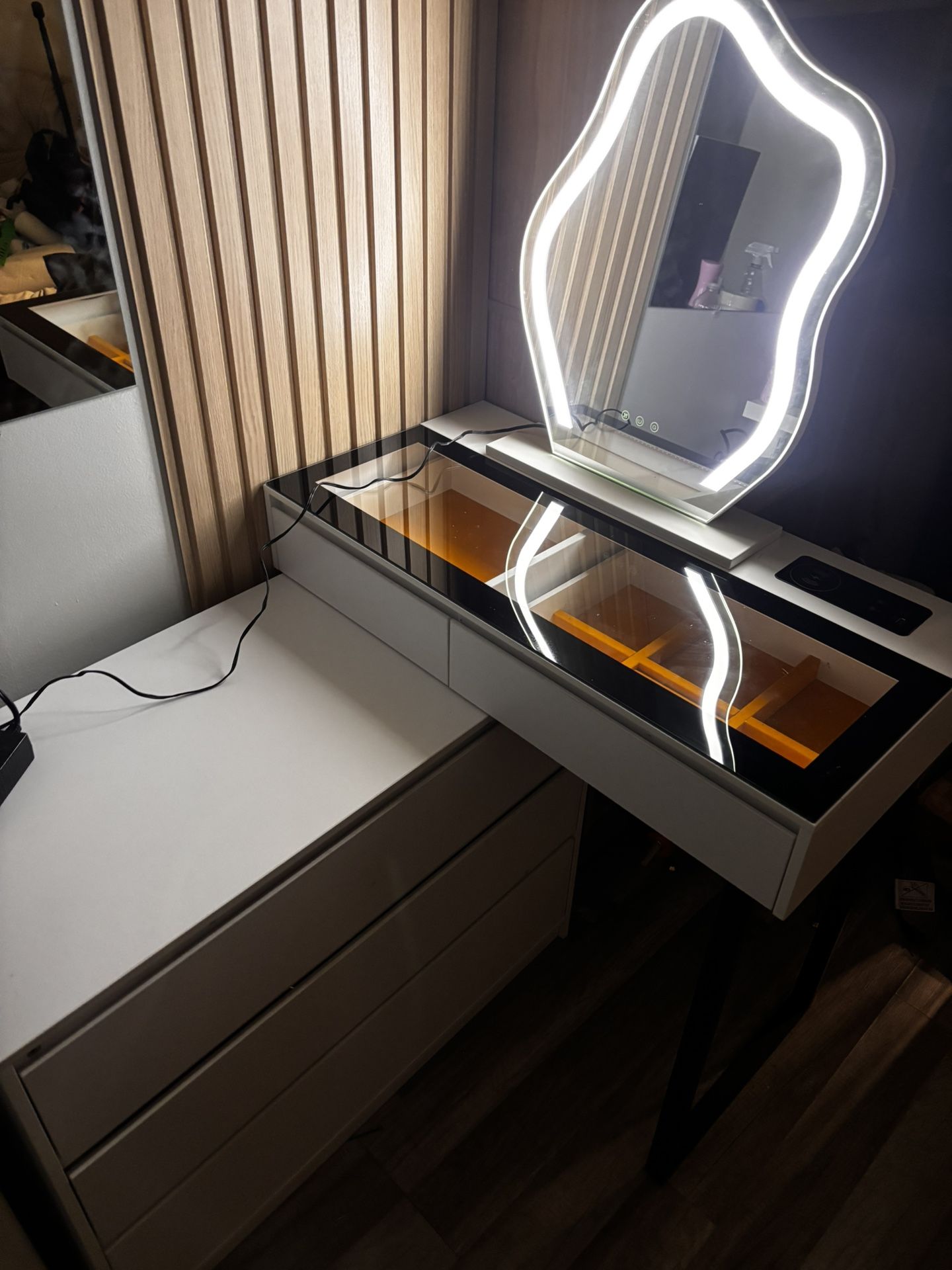 Vanity Desk With Mirror