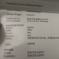 Anillo de compromiso y anillo de matrimonio oro y con un diamante